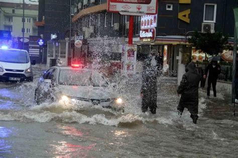 Antalyada sağanak yağış yolları nehre çevirdi İhlas Haber Ajansı
